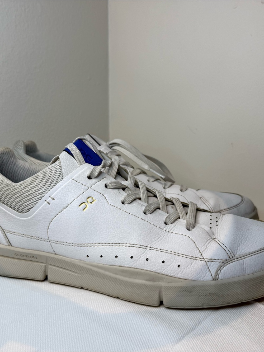 On The Roger Centre Court Sneakers with Blue Tongue Accent